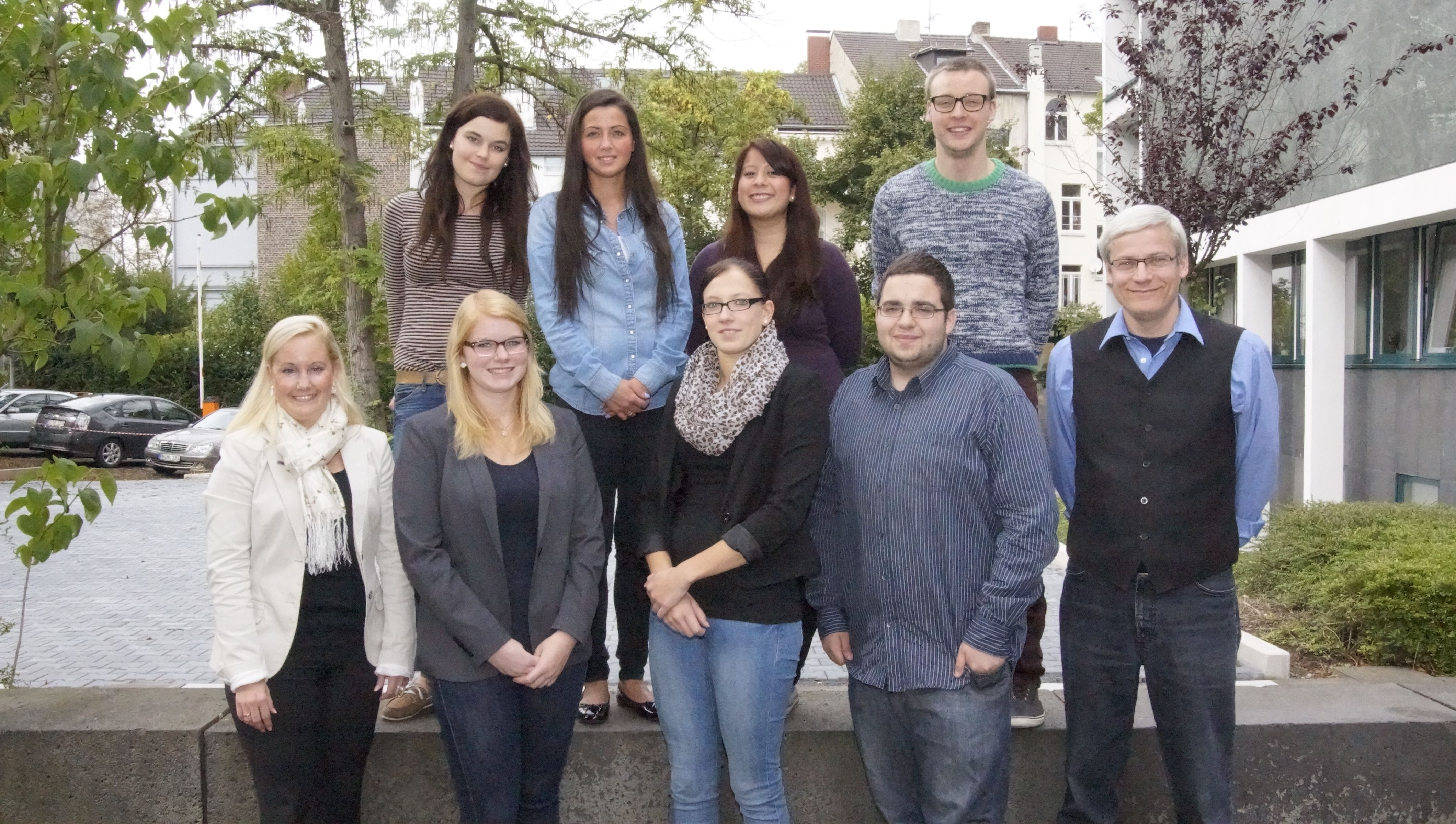 Sechs Auszubildende gestalten \